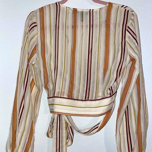 Wrap around mid torso top puff sleeves - Picture 2 of 2